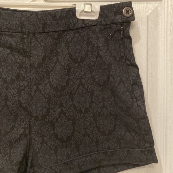 Forever 21 Black Purple Damask Print Fitted Mini Shorts Hot Pants - Picture 2 of 6